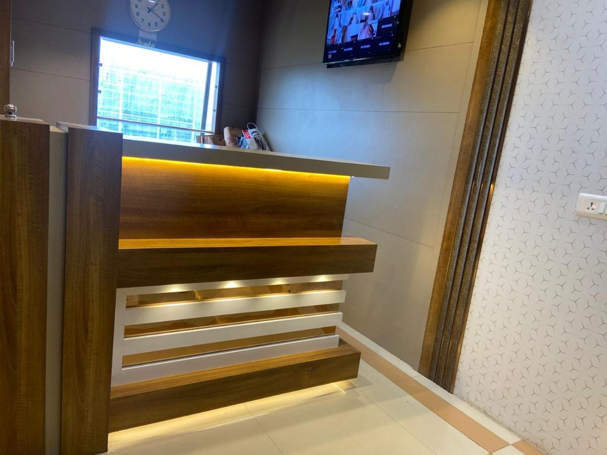 Hotel Bkc Crown - Near Trade Centre, Visa Consulate ムンバイ エクステリア 写真